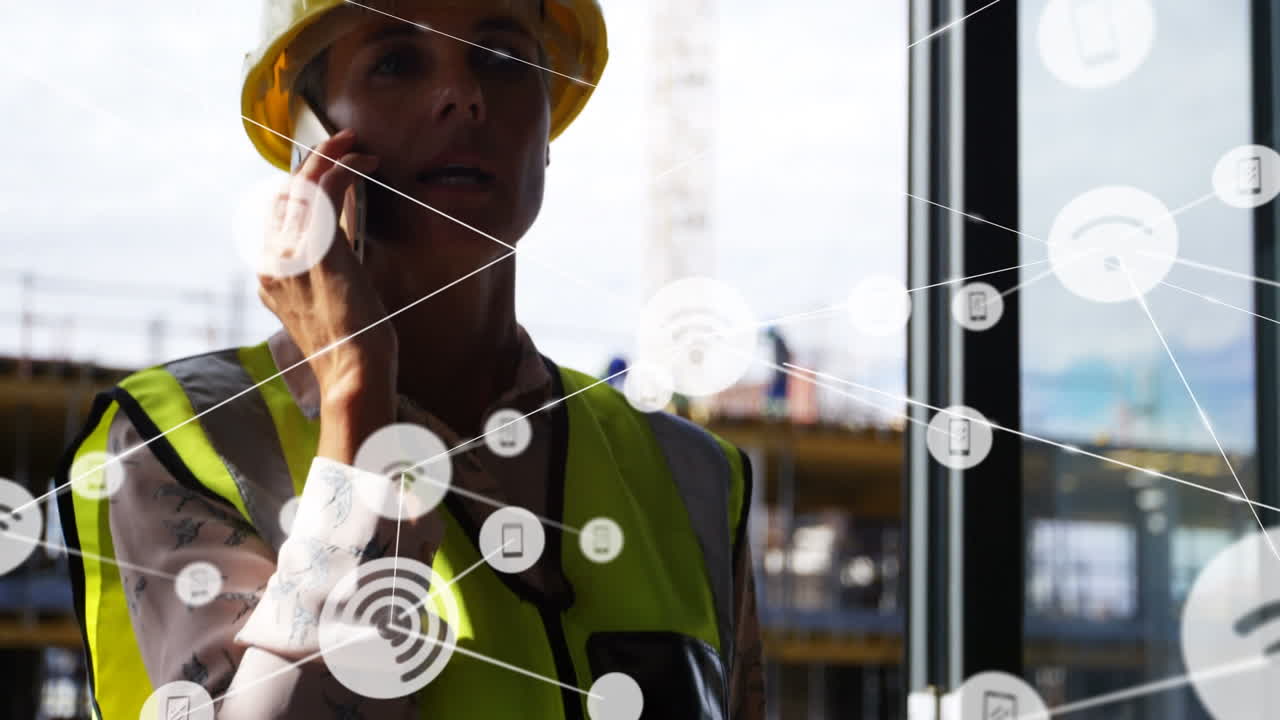 animación de la red de conexiones a través de una ingeniera caucásica que usa un teléfono inteligente