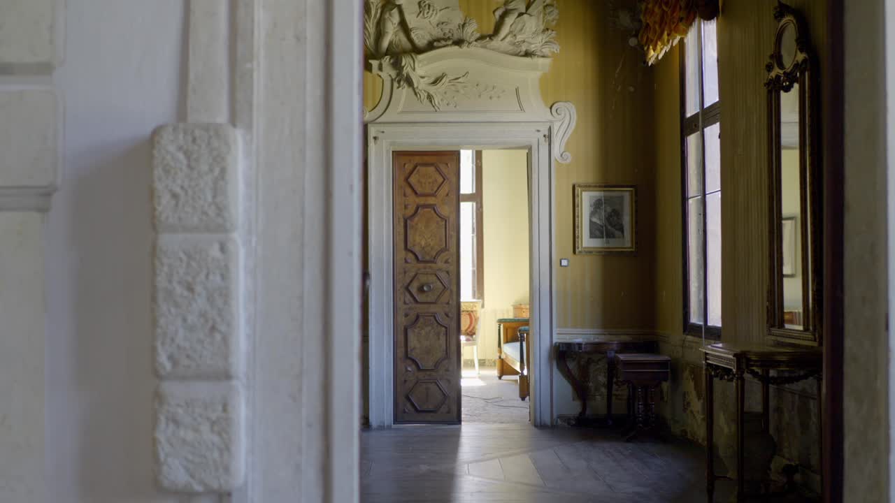 explorando el interior de una casa histórica de lujo.