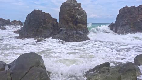 olas en cámara lenta y rocas en la costa de surigao del norte, filipinas