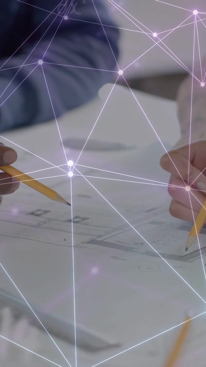 Video verticale: Mano che si libra su un piano di progettazione iniziale, team che segna con matite, griglia sovrapposta alle mani.