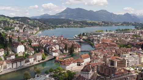 Jib-Abajo-Del-Centro-De-La-Ciudad-De-Luzern,-Suiza