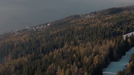 Weite-Luftaufnahme-Der-Alpenwälder-In-Den-Schweizer-Alpen-Mit-Bergstädten-Und-üppigen-Bäumen