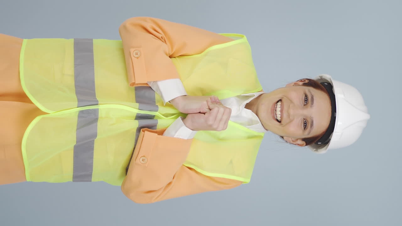 video vertical de ingeniero excitado, impaciente.