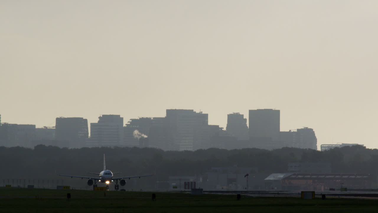 aterrizaje de avión en la ciudad