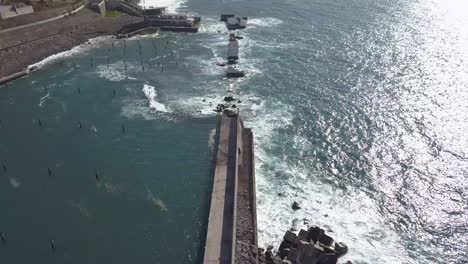 widok z lotu ptaka zniszczenia fal na wyłączonej marinie lugar de baixo, ponta do sol, wyspa madera, portugalia