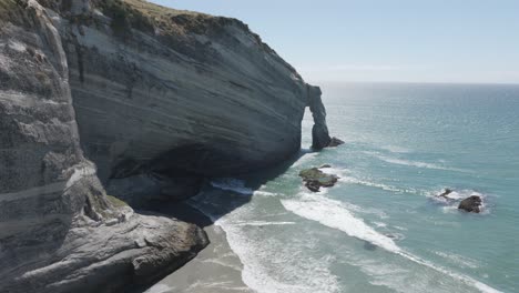 Vista-Del-Océano-Y-Formaciones-Rocosas-En-Cape-Fadewell,-Nueva-Zelanda