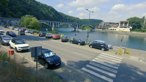 Verkehr-Am-Flussufer-Der-Maas-Bei-Pont-Du-Chemin-De-Fer,-Huy,-Eisenbahnbrücke,-Belgien,-Ardennen,-Europa,-4k,-50fps