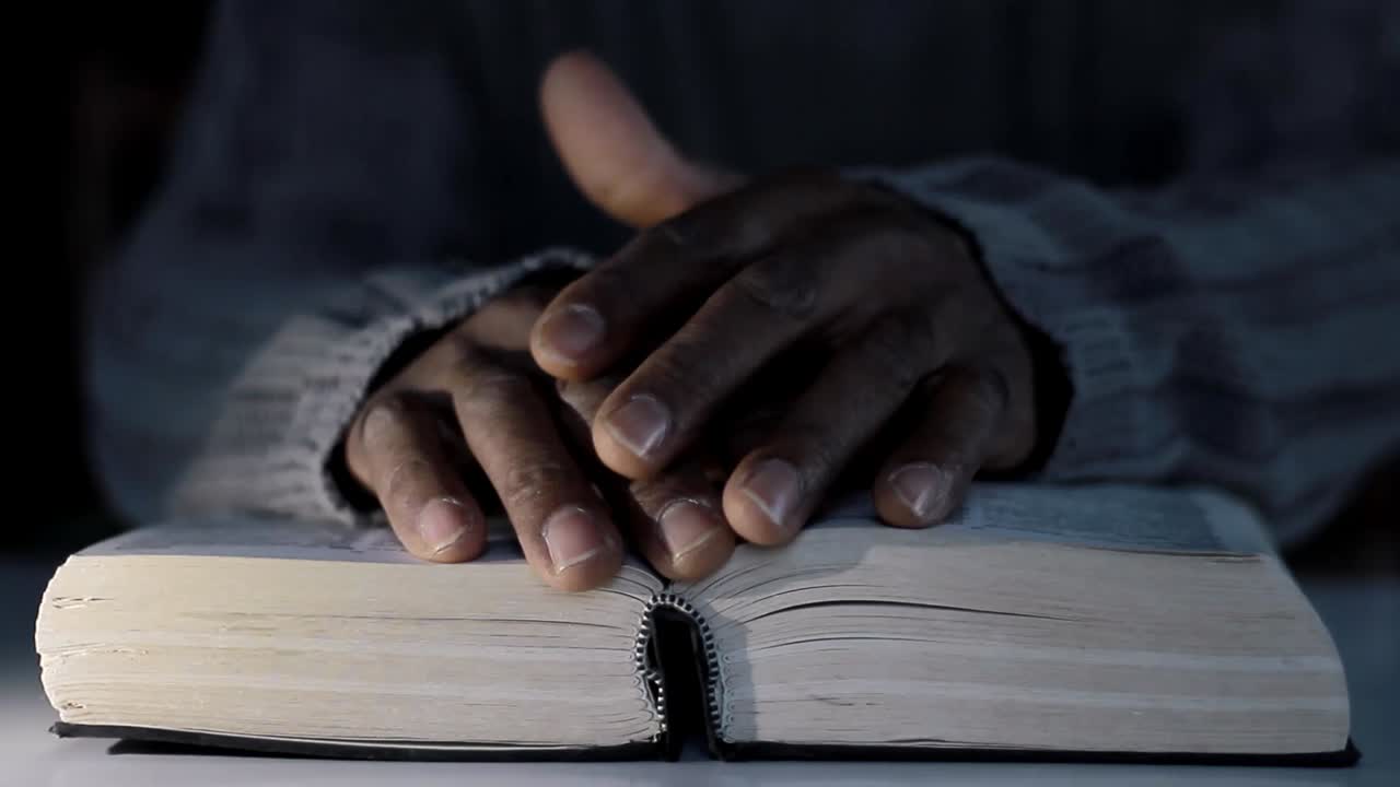 Modlící se k Bohu s Biblí, věrné uctívání s lidmi, archivní záběry, stock video