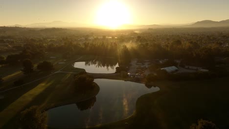 Drone-Disparó-Amanecer-En-Campo-De-Golf