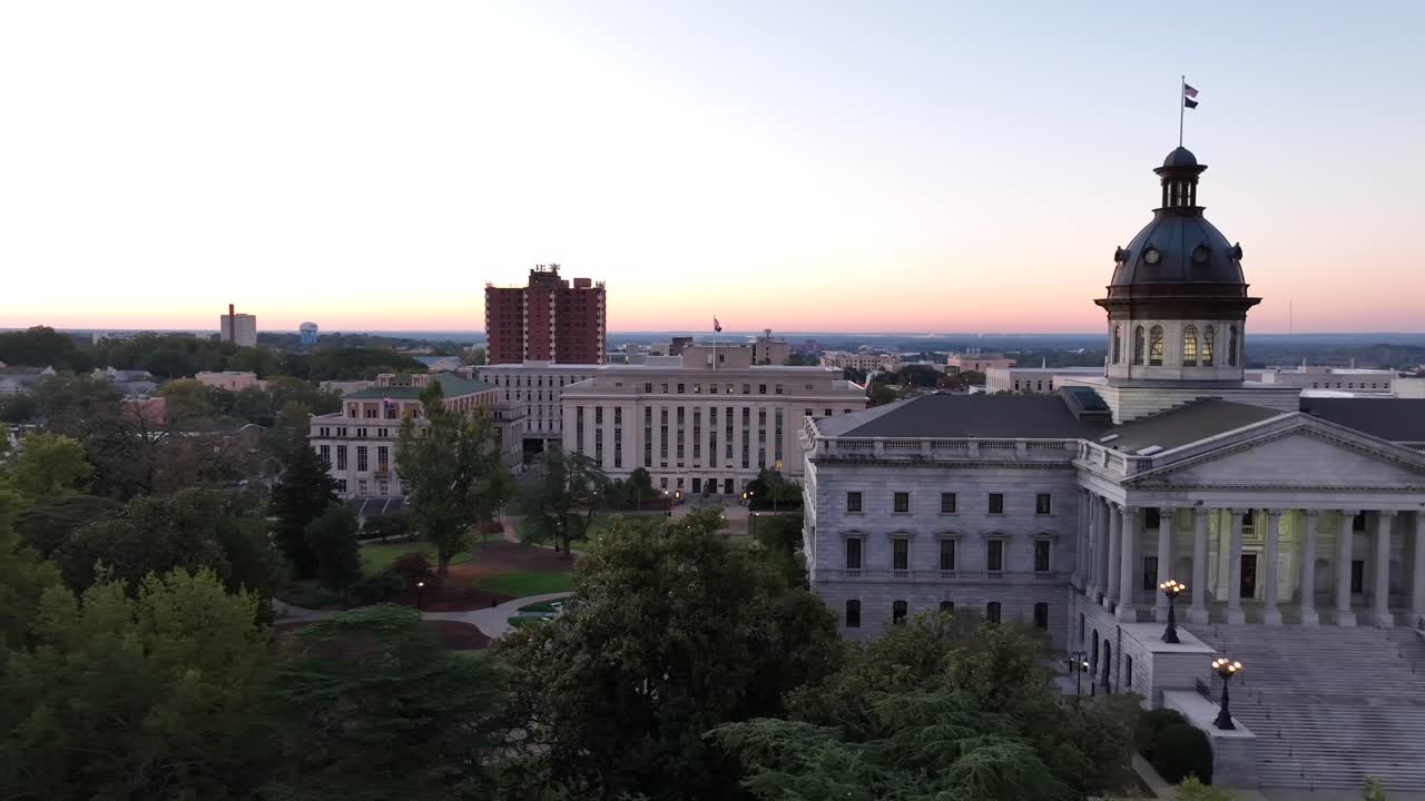 casa del estado de carolina del sur y terrenos del edificio del capitolio en columbia, sc durante el amanecer