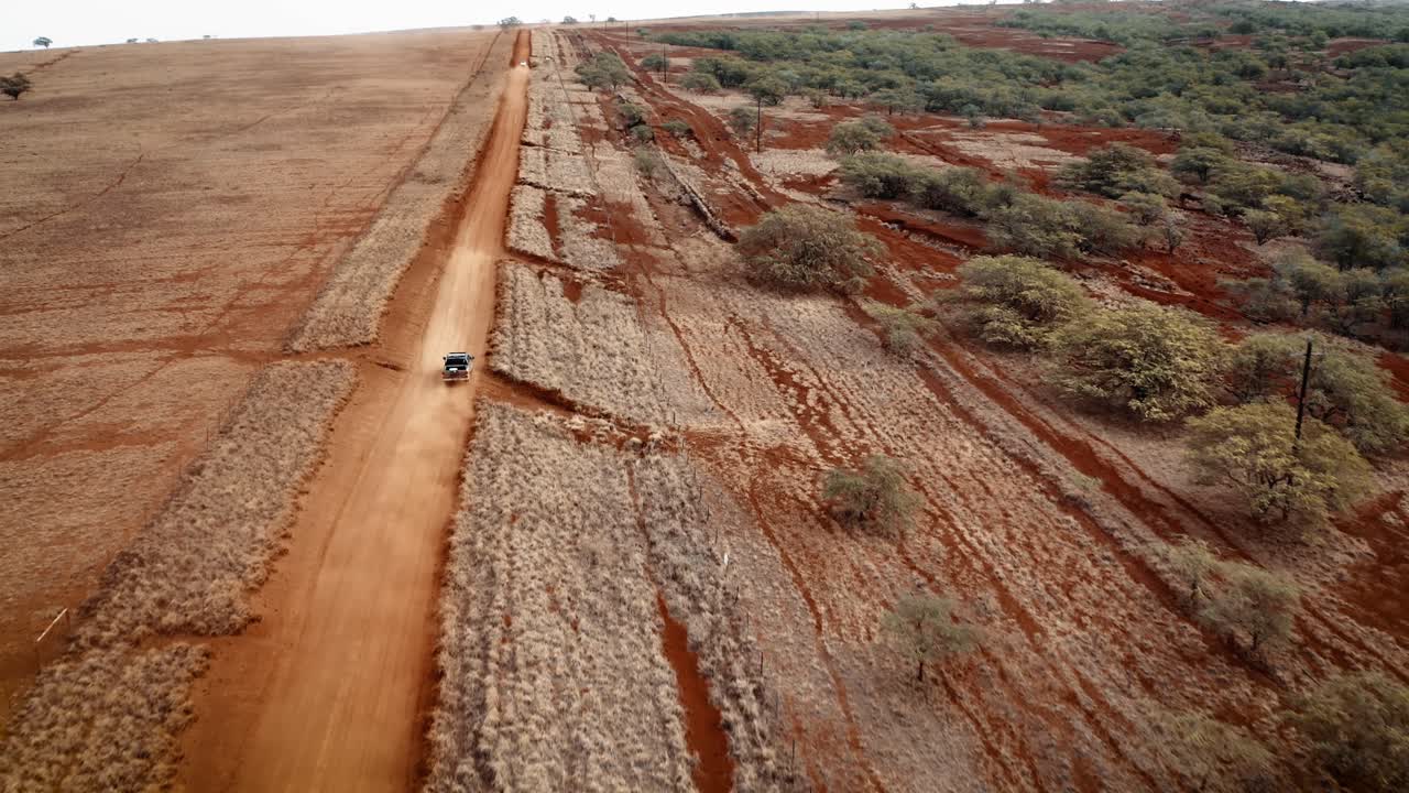 antena sobre una camioneta que conduce por un camino de tierra en molokai hawaii desde maunaloa hasta hale o lono 1