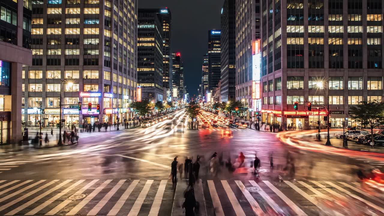 교통량이 많은 밤의 도시 거리