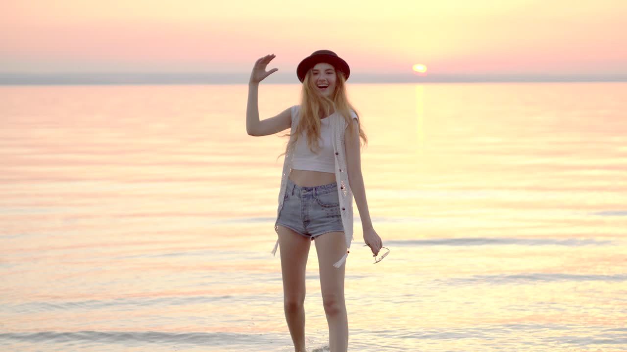 해변에서 해가 지는 것을 즐기는 여자