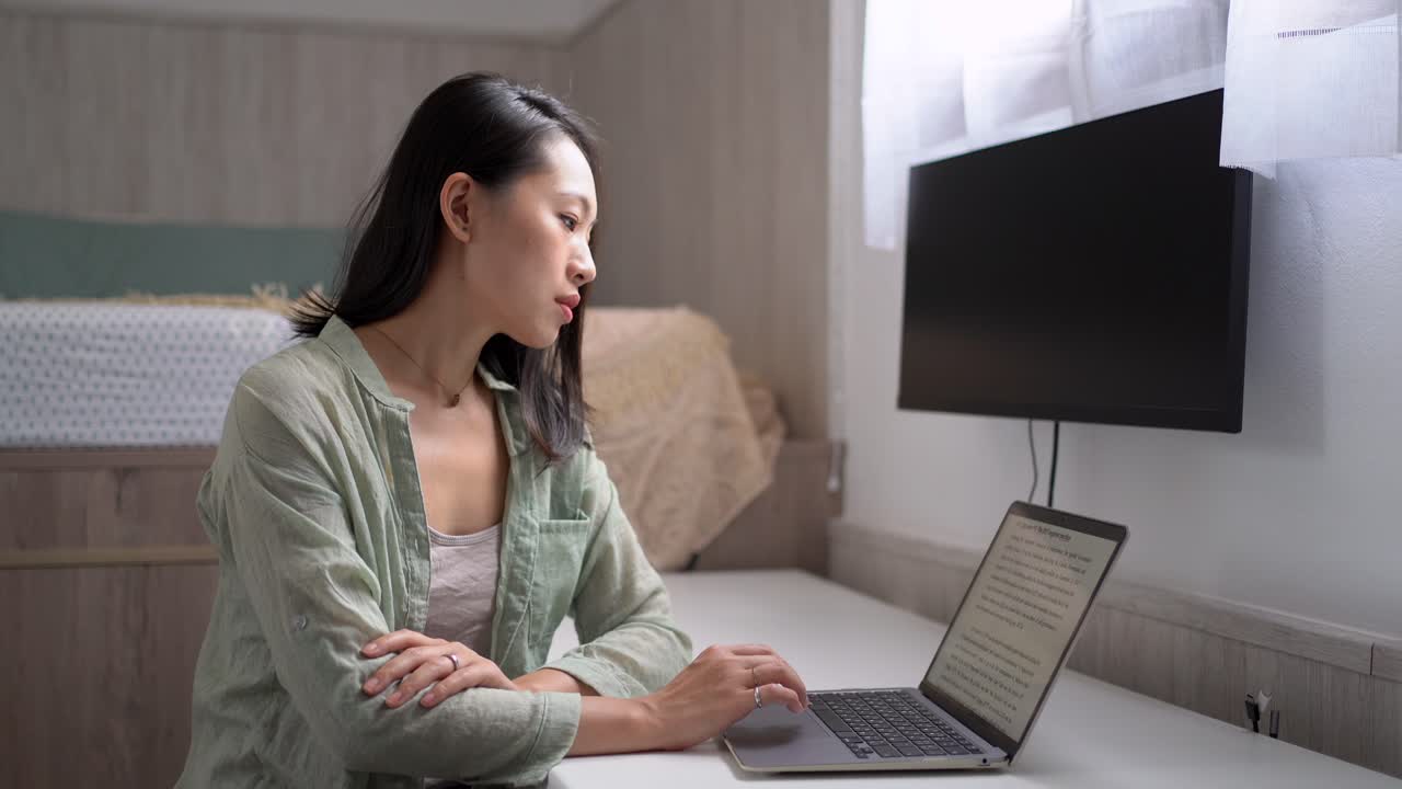 집에서 웃는 아시아 블로거에게 카푸치노를 전달하는 작물 파트너