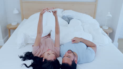pareja, cama y mañana selfie juntos con feliz