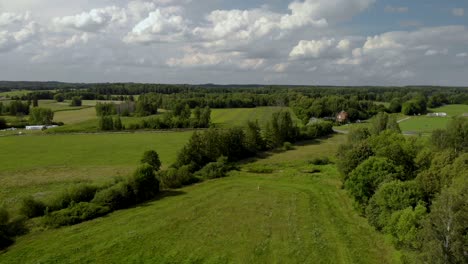 Luftaufnahmen-über-Dem-Dorfraum,-Schöne-Grüne-Wiese,-Frisches-Gras-Und-Naturlandschaft,-Ostpolen,-Magischer-Himmel-Und-Hohe-Bäume-In-Der-Horizontalen