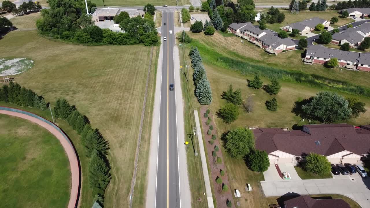 tonos exuberantes resaltados en este clip de tráfico ligero