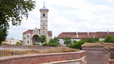 罗马尼亚阿尔巴·尤利亚 (alba iulia) 堡垒旧城的城墙和罗马天主教大主教区的斜坡照片