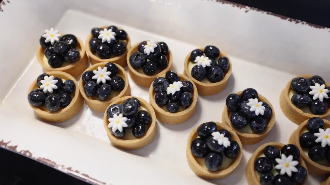 Crostata di frutti di bosco su un buffet di ristorante