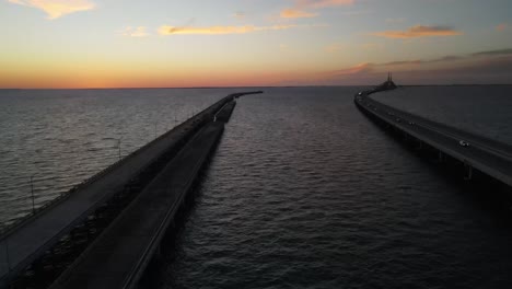 Vista-Aérea-Durante-La-Hora-Dorada-Del-Hito,-Puente-Sunshine-Skyway-En-La-Bahía-De-Tampa,-Florida