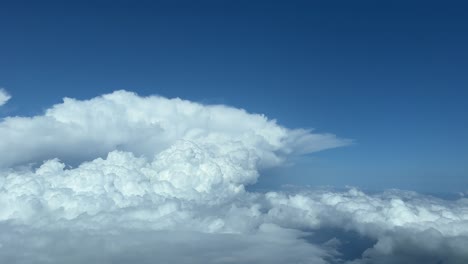 volando cerca de una enorme nube de tormenta