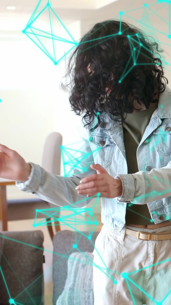 Video verticale: Sovrapposizione turchese che appare intorno a una donna che muove braccia e testa, mostrando tecnologia.
