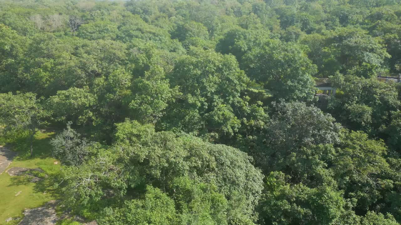 cascada rajdari devdari y la presa latif shah y el lago chandraprabha vista aérea