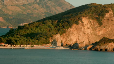 paisaje costero con playa y montañas