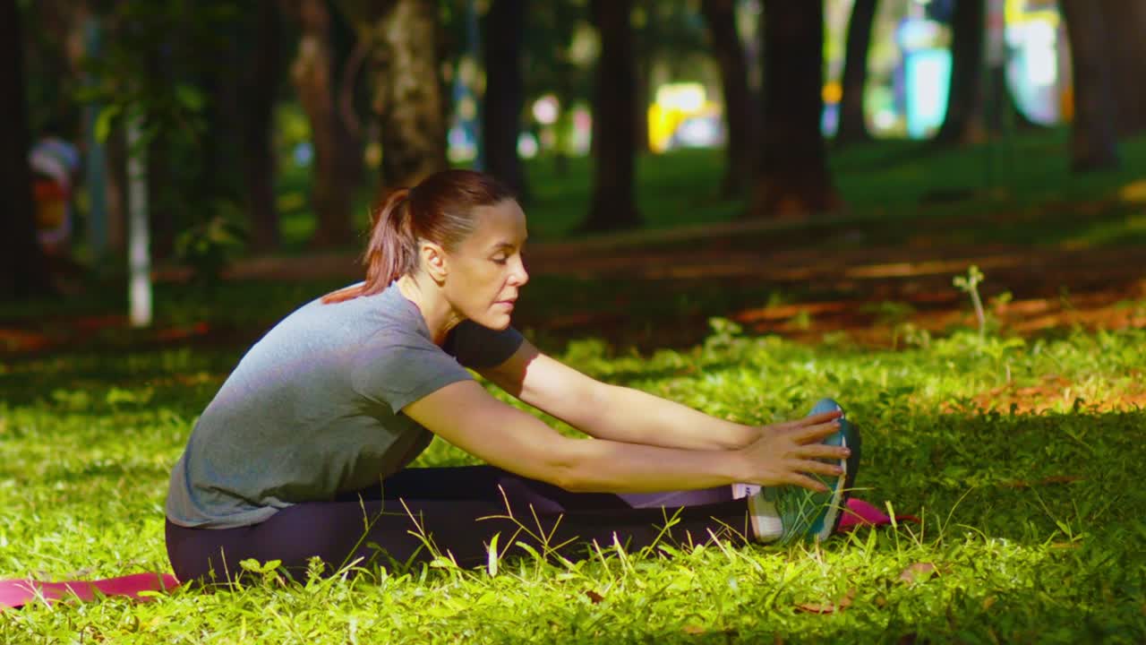 moviéndose de un lado a otro, estirándose hasta los dedos de los pies, haciendo rutina y repeticiones