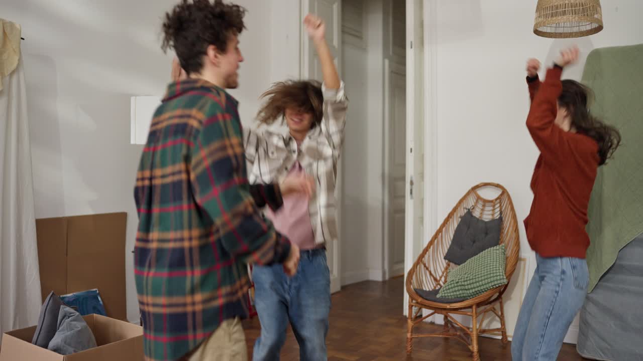 Amigos Dançando em um Novo Apartamento