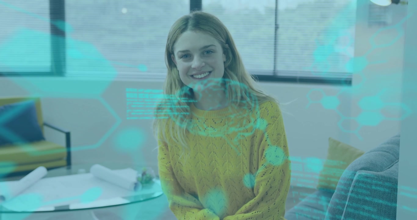 Donna seduta sul divano che sorride a un'interfaccia HUD ciano che appare tra la telecamera e lei, mostrando tecnologia di design.