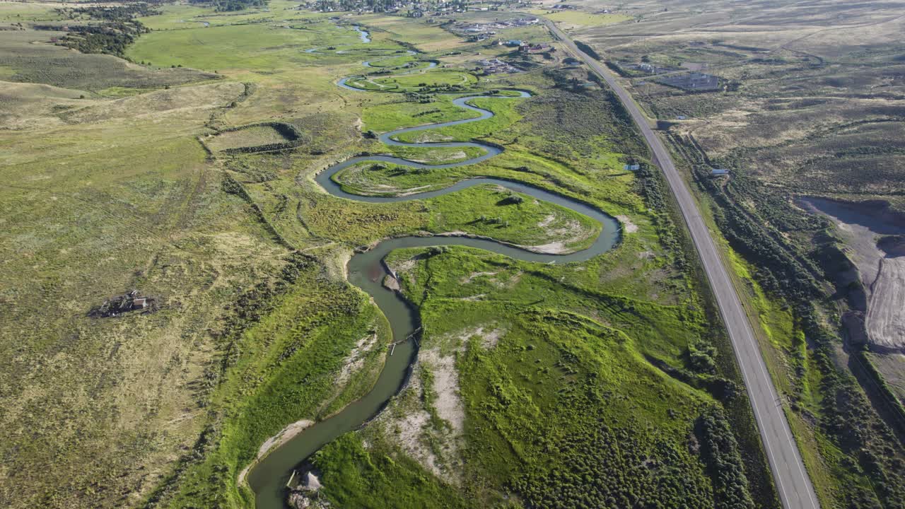 извилистая река изгибается и поворачивается в пейзаже штата юта - с воздуха