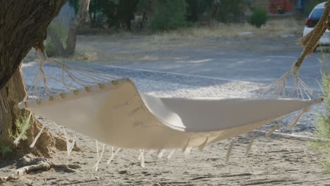 hamaca que sopla el viento entre árboles en santorini, grecia