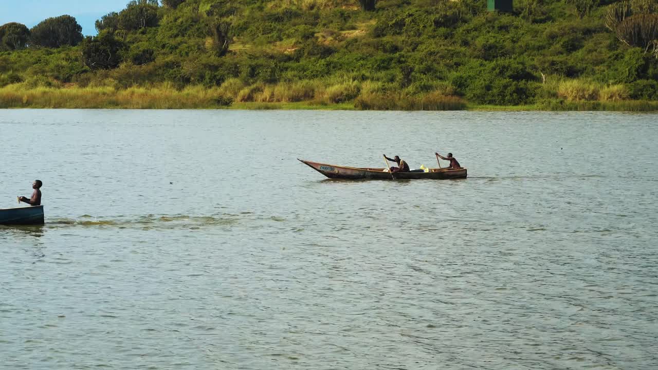 Fiskere padler ut på Lake Albert i Uganda
