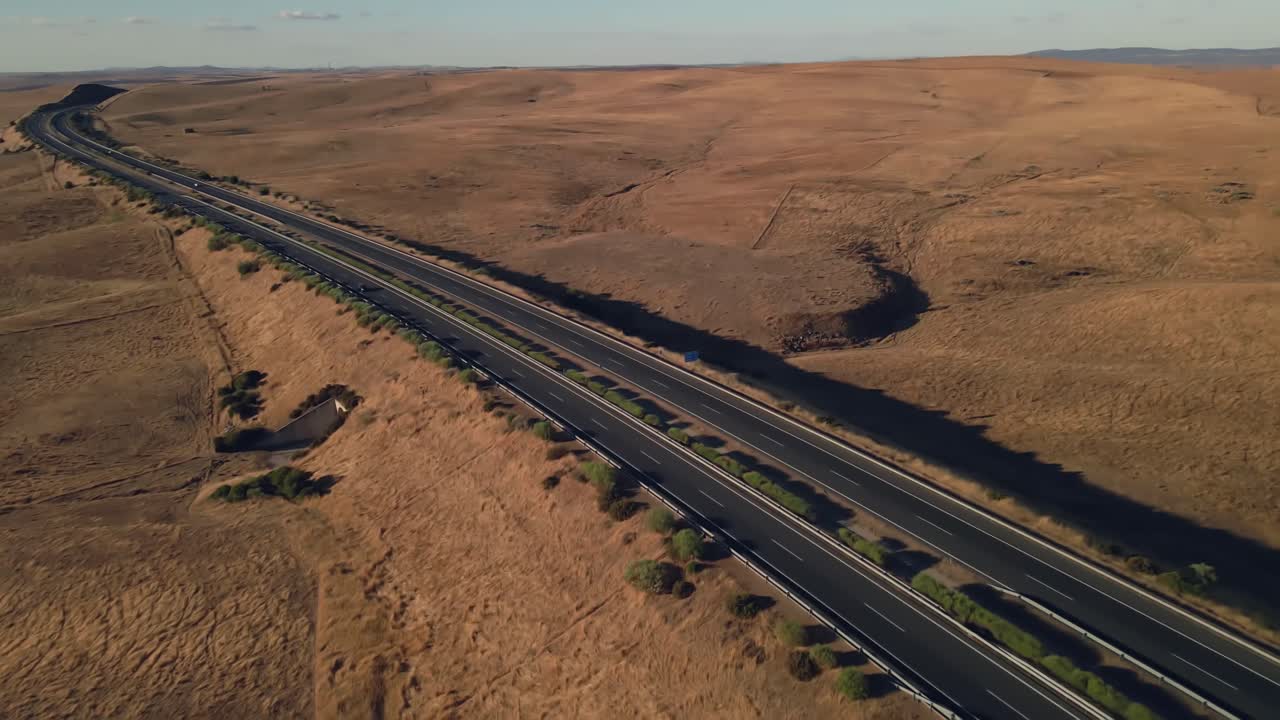 지평선까지 기울어지는 고속도로의 공중 높은 각도