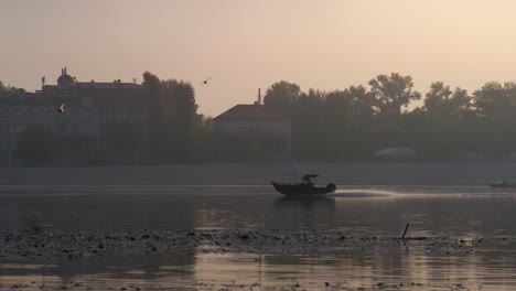 Motorboot-Schwimmender-Park-See-Herbstabend.-Moderner-Kutter,-Der-Ruhigen-Teich-Segelt.