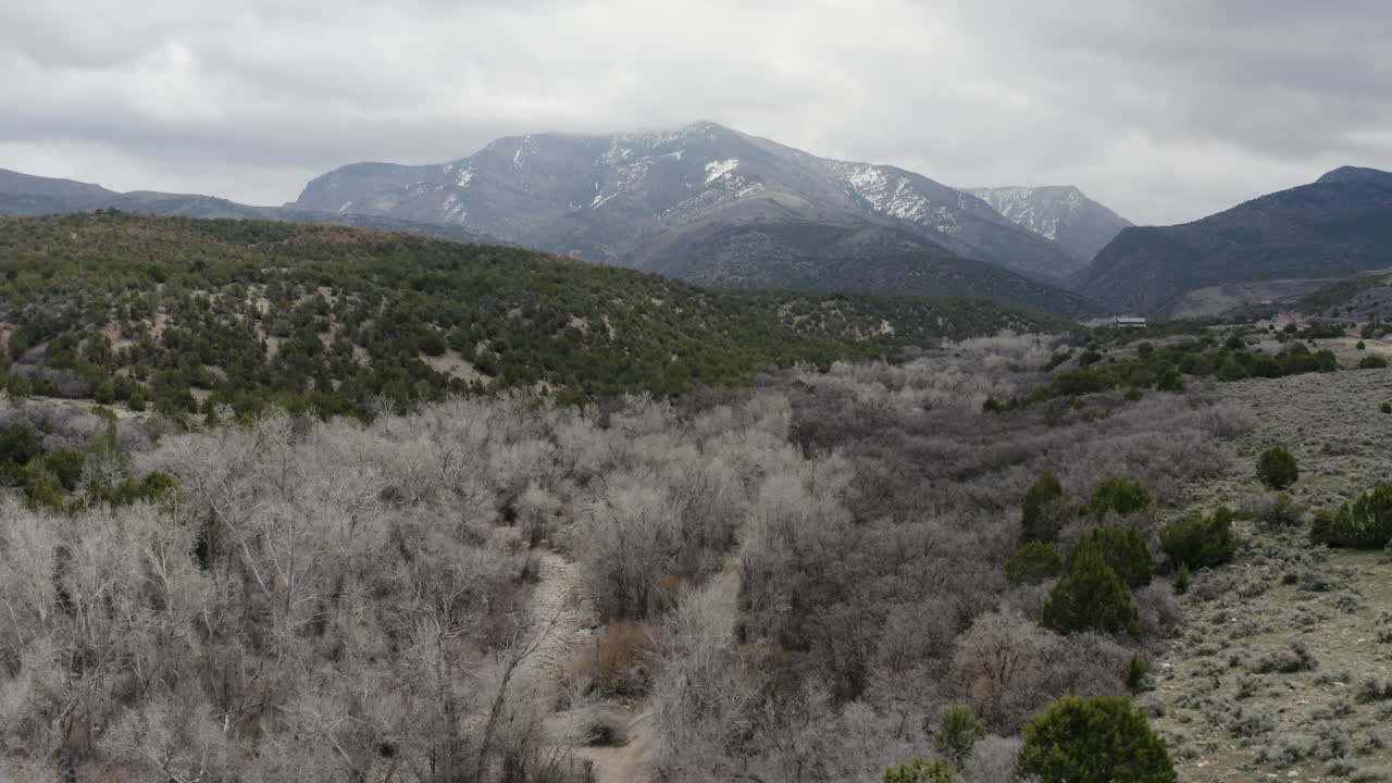 Strada sterrata in un paesaggio montano selvaggio dello Utah - Scatto aereo con spazio per il testo.