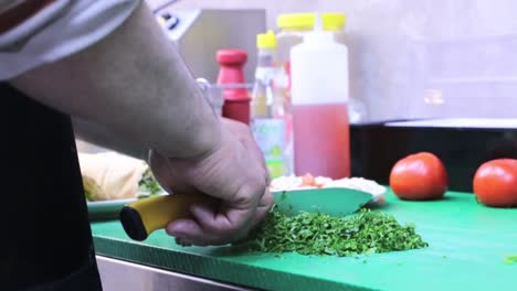 chef cortando verduras - decorar un plato de ensalada