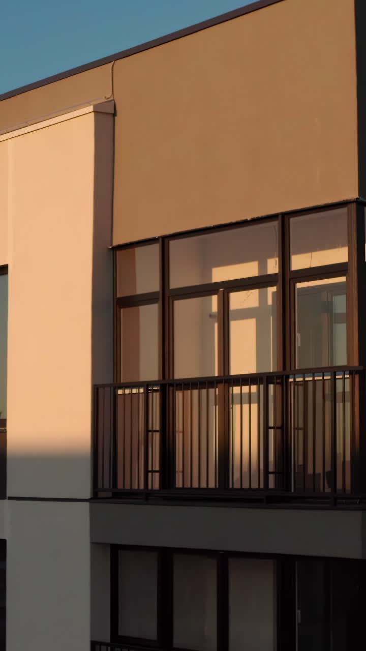 exterior de un edificio de apartamentos moderno al atardecer