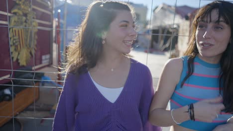 dos mujeres jóvenes felices riendo al aire libre