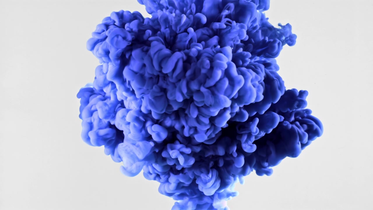 Inchiostro blu brillante che si diffonde in acqua limpida