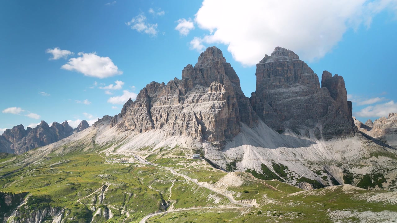 Timelapse delle iconiche Tre Cime di Lavaredo con nuvole alla deriva sul drammatico paesaggio dolomitico nel nord Italia.