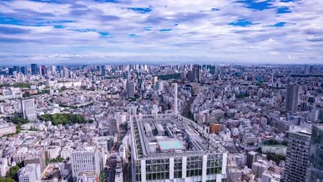 vista aérea del horizonte de la ciudad de tokio con nubes que pasan en un día vibrante