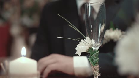 Someone-nervously-knocks-his-fingers-on-the-table-sits-in-a-restaurant-waiting-close-up