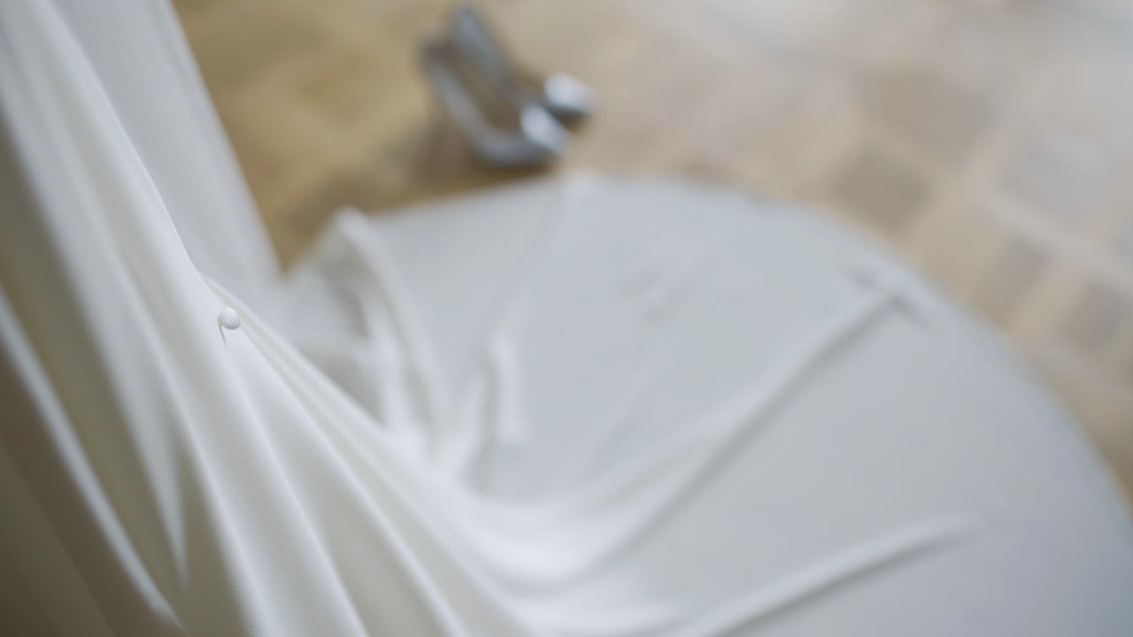 Elegante abito da sposa bianco e scarpe da sposa sul pavimento