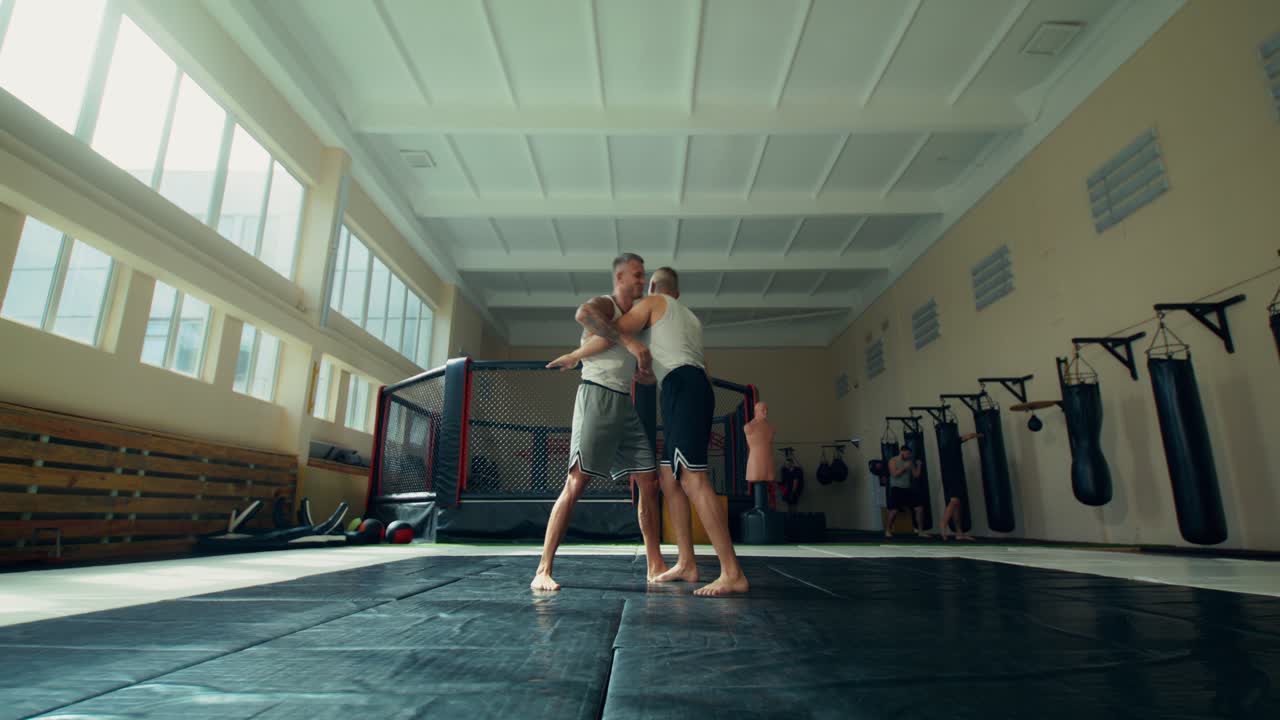Treino de luta livre em uma academia