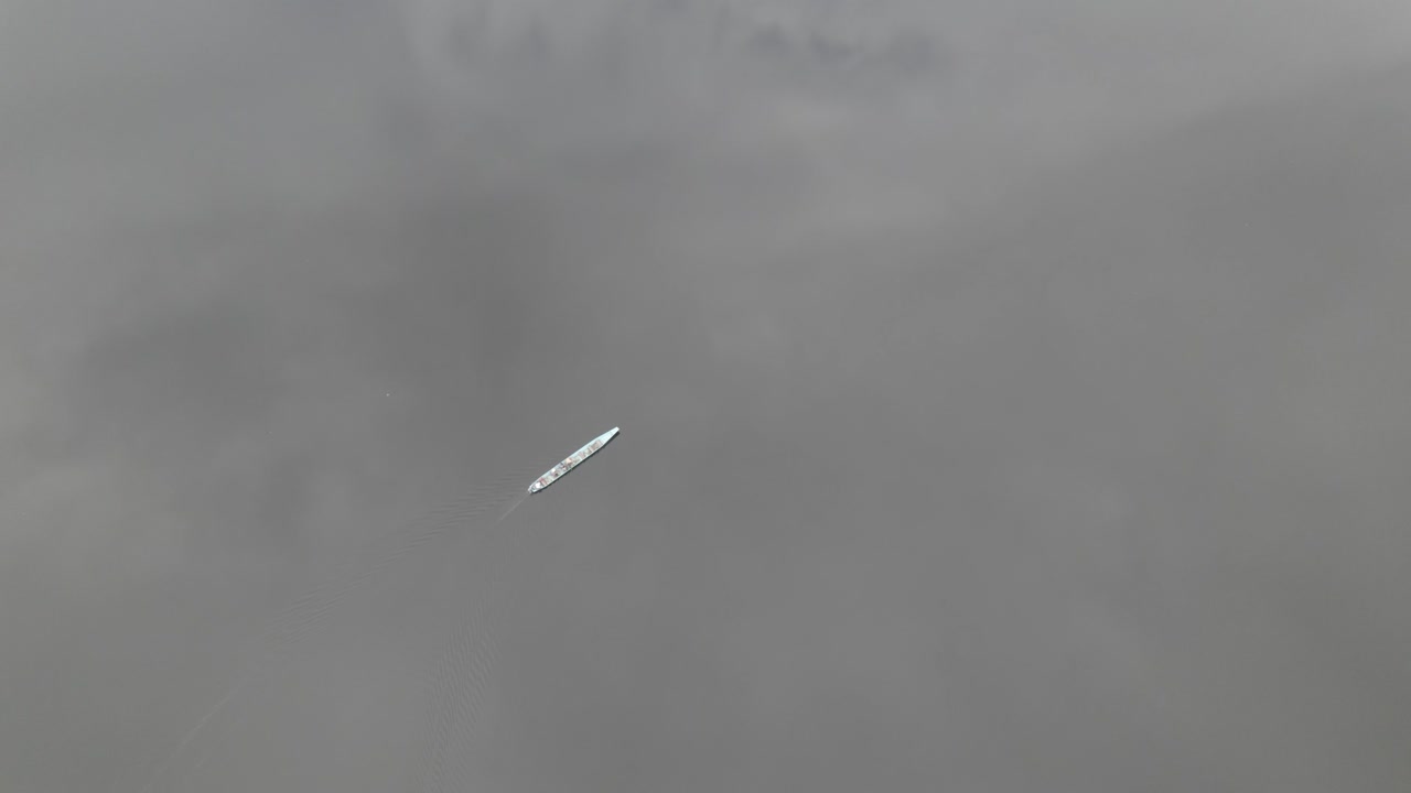 콜롬비아의 라구나 네그라에서 순항하는 전통적인 목조 페리 보트