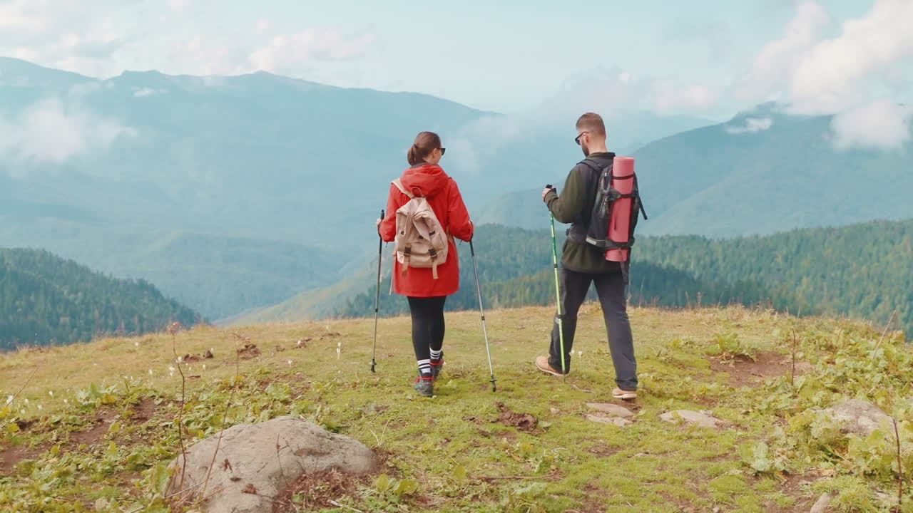 산 을 산책 하는 부부