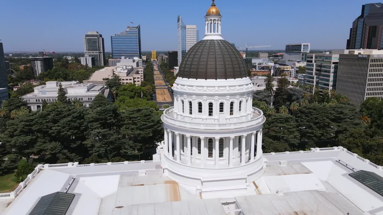 새크라멘토 캘리포니아에 있는 국회 의사당 건물 돔의 훌륭한 항공 샷