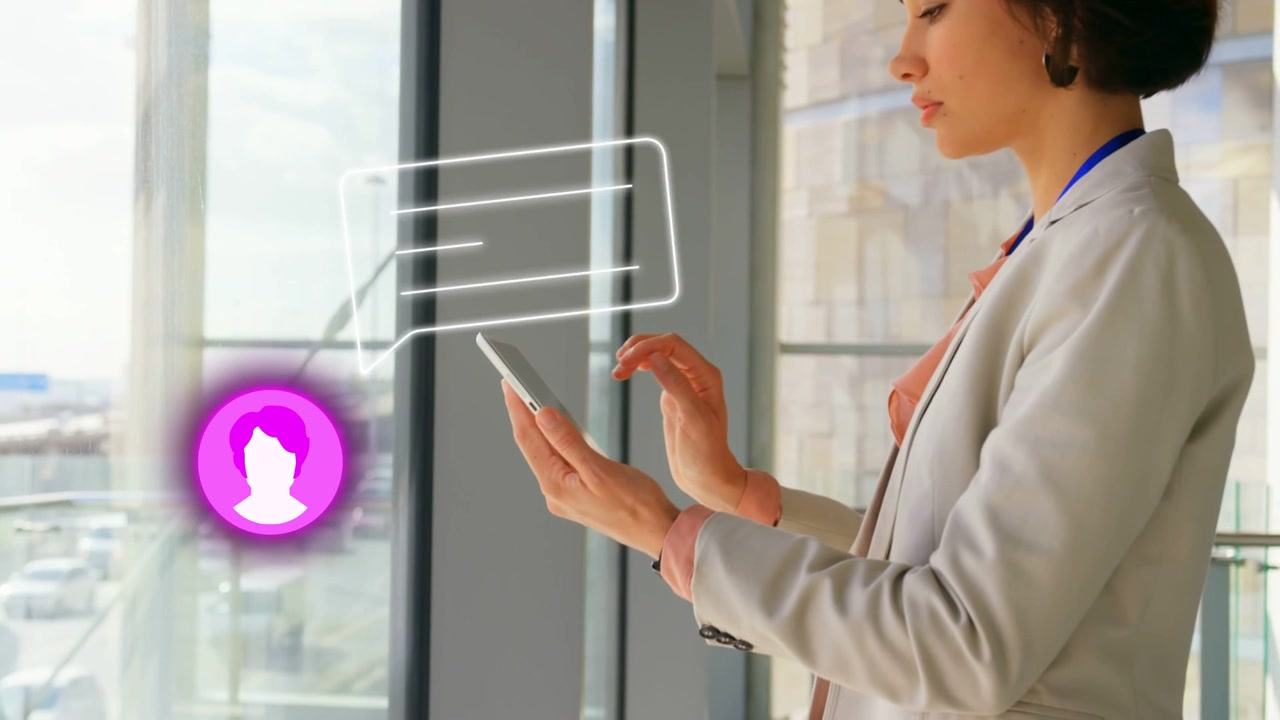 Una donna in piedi vicino a finestre di vetro, in blazer, tocca il telefono vedendo un'icona viola e un cordino, con spazio per il testo.